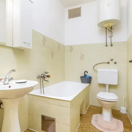 4 Bedroom Beautiful In Пула