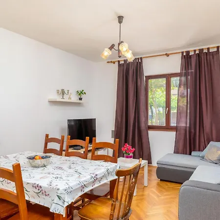 Apartman 4 Bedroom Beautiful In