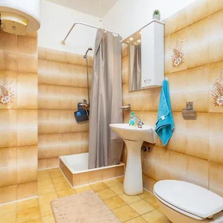 Apartment 4 Bedroom Beautiful In *