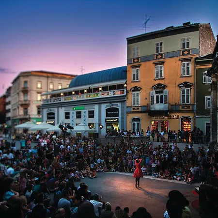 4 Bedroom Beautiful In Пула