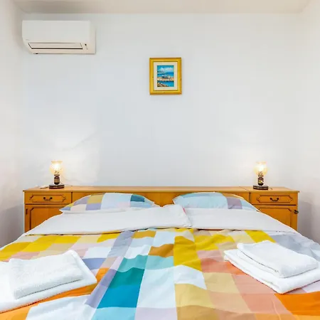 4 Bedroom Beautiful In Апартаменты Пула