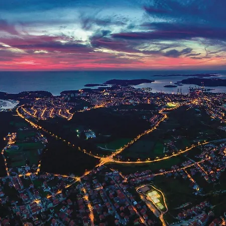 4 Bedroom Beautiful In Апартаменты Пула