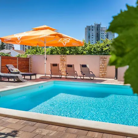 4 Bedroom Beautiful In Апартаменты