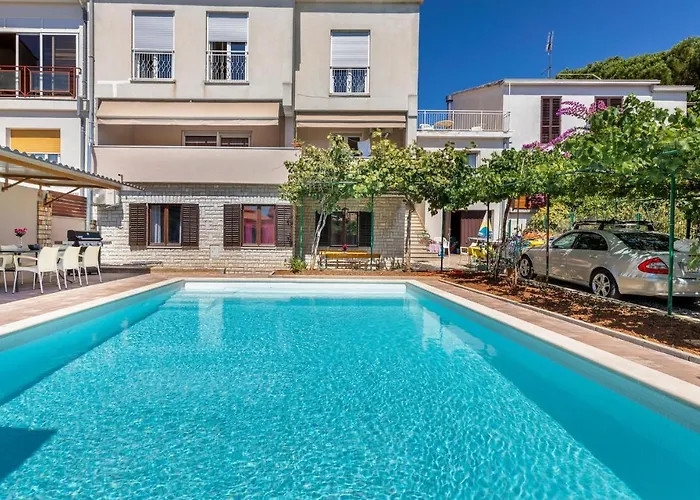 4 Bedroom Beautiful In Apartman Pula