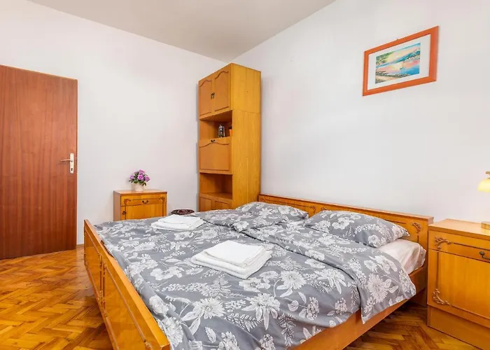 Apartman 4 Bedroom Beautiful In *