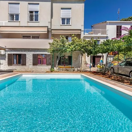 4 Bedroom Beautiful In Apartmán Pula