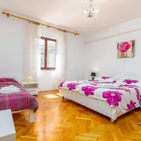 Apartmán 4 Bedroom Beautiful In