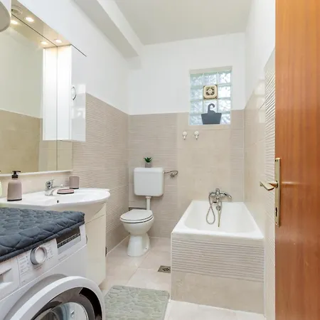 4 Bedroom Beautiful In Apartment