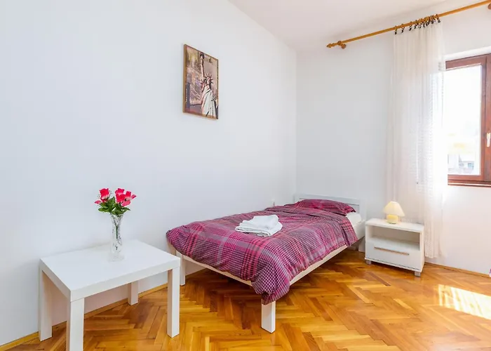 Apartment 4 Bedroom Beautiful In *